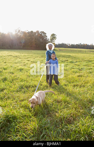 Junge Wandern Hund an der Leine Stockfoto