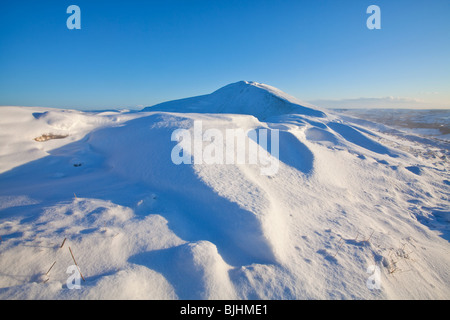 Winter Schneefall am Rushup Rand in der Peak District National Park Blick zurück in Richtung Mam Tor eingefangen. Stockfoto