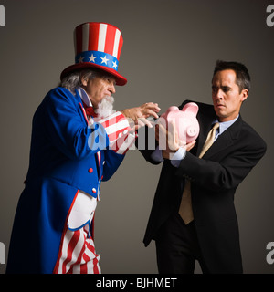 Onkel gleich stehlen eines Mannes Sparschwein Stockfoto