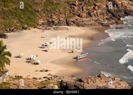 Indien, Kerala, Kovalam, westliche Touristen Sonnenbaden in einsamen felsigen Bucht vom Hotel Rockholm Stockfoto