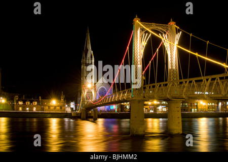 Inverness und River Ness mit Hängebrücke bei Nacht Stockfoto