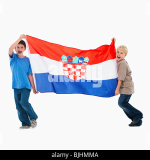 Zwei jungen, die die Flagge Stockfoto