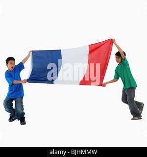 Kinder, die die Flagge Stockfoto