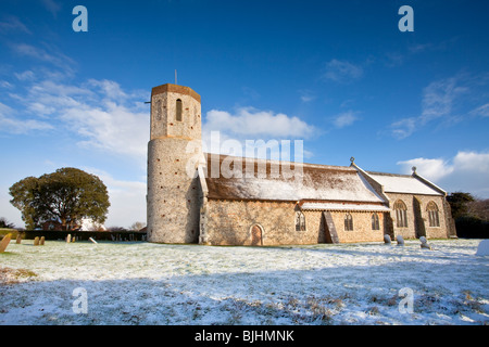 St Marys Kirche am West Somerton nach Winter Schneefall in der Norfolk-Landschaft Stockfoto