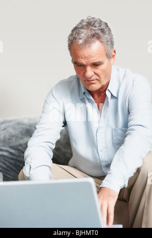 Mann arbeitet auf laptop Stockfoto