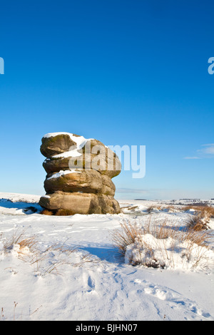 Der Adler Stein hochkant Baslow nach schweren Winter Schneefall im Peak District National Park Stockfoto