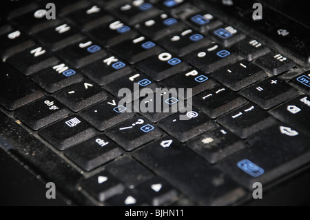 Hautnah auf schmutzigen Laptop-Computer-Tastatur Stockfoto