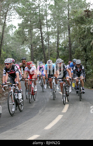 Radfahrer im Wettbewerb mit der Katalonien-Rundfahrt 2010, vorbei an Els Engel, in der Nähe von Girona Stockfoto