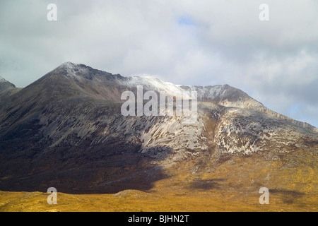 Blick auf den Gipfel des Ben Eighe mit Quarzit Geröll und Schnee bestäubt corrie Stockfoto