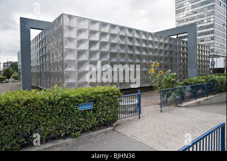 Michael Faraday Gedenkstätte mit metallischen Verkleidung im Zentrum des Elefanten & Burg Kreisverkehr in London - Grade II eingetragen Stockfoto