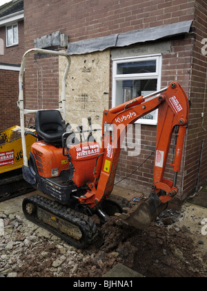 Kubota Minibagger Graben Grundlagen für Erweiterung, semi-detached house uk Stockfoto