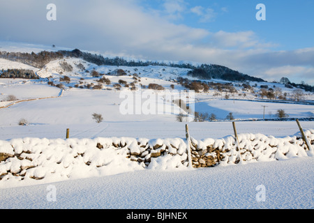 Verschneite Ackerland in der Nähe von Grindlow in der Peak District National Park an einem hellen sonnigen Wintertag Stockfoto