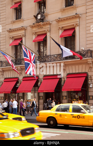 Amerikanisch, fliegen britische und französische Flaggen außerhalb der Cartier-Store auf der 5th Avenue in New York City USA Stockfoto