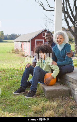 Familie auf Veranda Stockfoto