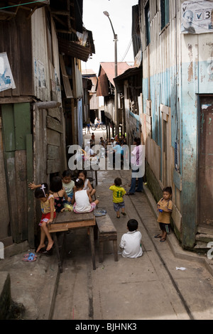 Eine Gasse in Puerto Belen, Iquitos im peruanischen Amazonas-Becken. Stockfoto