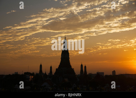 Wat Arun Tempel der Morgenröte Silhouette bei Sonnenuntergang in Bangkok Thailand Stockfoto