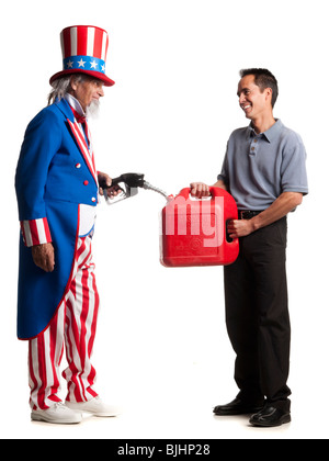 Uncle Sam hält eine Zapfsäule Füllgas eines Mannes kann Stockfoto