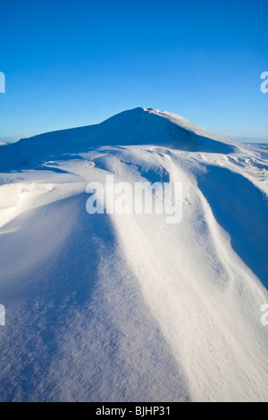 Winter Schneefall am Rushup Rand in der Peak District National Park Blick zurück in Richtung Mam Tor eingefangen. Stockfoto