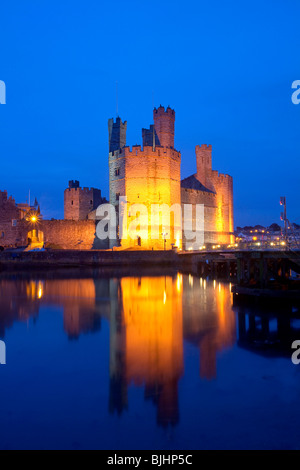 Caernarfon Castle bei Einbruch der Dunkelheit, Gwynedd, Wales Stockfoto