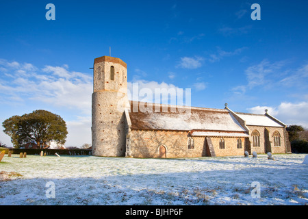 St Marys Kirche am West Somerton nach Winter Schneefall in der Norfolk-Landschaft Stockfoto