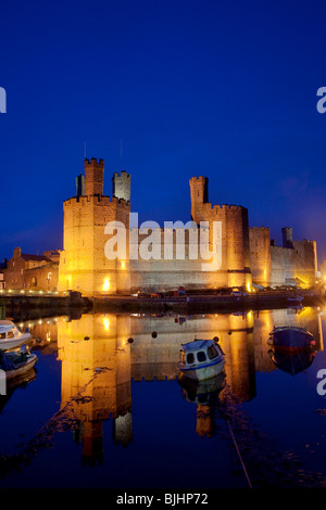 Caernarfon Castle bei Einbruch der Dunkelheit, Gwynedd, Wales Stockfoto