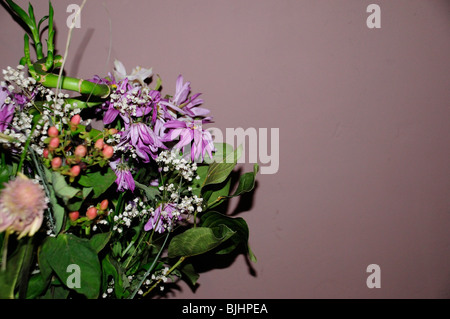 Sterbende Blumenstrauß an Wand Stockfoto