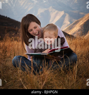 Mutter und Sohn im freien lesen Stockfoto