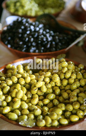 Detail der Oliven-Schüssel auf dem Marktplatz von Frankreich Stockfoto