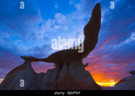 Deckgestein bei Sonnenuntergang, Bisti Wilderness, New Mexico, ausgewogen fein Rock, Badlands Gegend in der Nähe von Farmington, New Mexico, BLM darstell Stockfoto