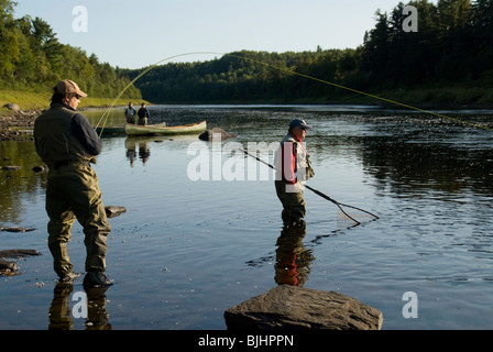 Troy Adams spielt seine ersten Atlantischen Lachs, Salmo salar, Miramichi River, New Brunswick, Kanada. Stockfoto