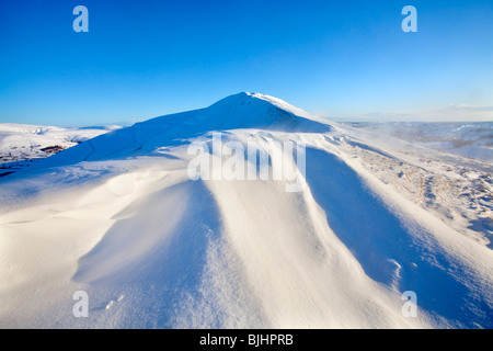 Winter Schneefall am Rushup Rand in der Peak District National Park Blick zurück in Richtung Mam Tor eingefangen. Stockfoto