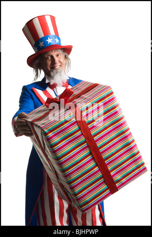 Uncle Sam hält ein Geschenk Stockfoto