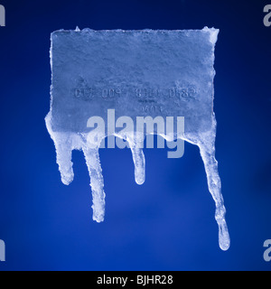 Kreditkarte mit Eis bedeckt Stockfoto