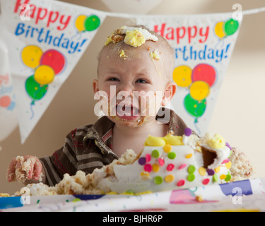 Baby Geburtstagskuchen bedeckt Stockfoto