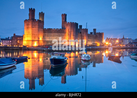 Caernarfon Castle bei Einbruch der Dunkelheit, Gwynedd, Wales Stockfoto