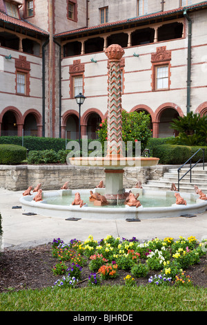 Frosch-Brunnen im Innenhof am Flagler College gebaut von Henry Flagler in St. Augustine, Florida Stockfoto