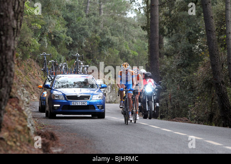 Führende Radfahrer im Wettbewerb mit der Katalonien-Rundfahrt 2010, vorbei an Els Engel, in der Nähe von Girona Stockfoto