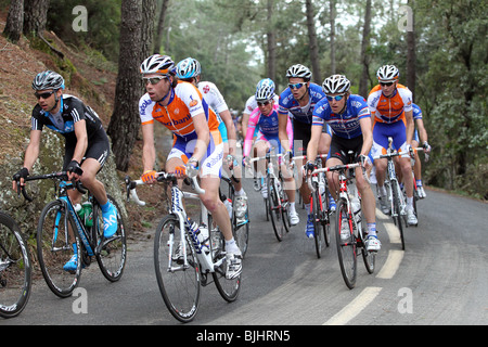 Radfahrer im Wettbewerb mit der Katalonien-Rundfahrt 2010, vorbei an Els Engel, in der Nähe von Girona Stockfoto