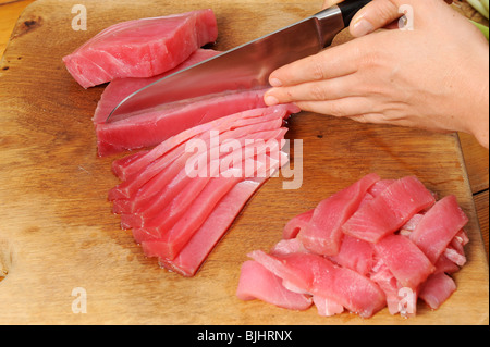 Thunfisch in Scheiben geschnitten und gehackt Stockfoto