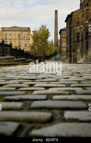 Das Pflaster von Albert Terrace zum Salts MIll in Saltaire, Bradford, West Yorkshire Stockfoto