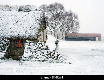 Leanach Cottage und das neue Besucherzentrum an Schlachtfeld Culloden Moor in der Nähe von Inverness Stockfoto