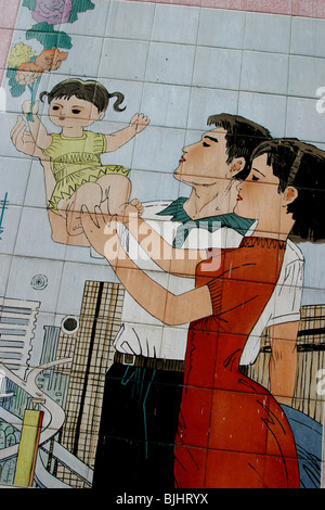 Ein Kachelofen Wandbild in einem Guangzhou Straße Befürworter "happy Families", und Chinas "Sheila" Politik für Familien, China. Stockfoto