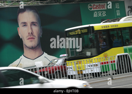 Eine riesige Werbung für Castrol Pkw Motoröl, mit englischer Fußballspieler David Beckham, auf einer Straße in Guangzhou, China Stockfoto
