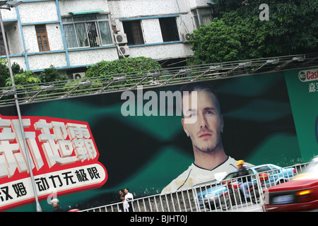 Eine riesige Werbung für Castrol Pkw Motoröl, mit englischer Fußballspieler David Beckham, auf einer Straße in Guangzhou, China Stockfoto