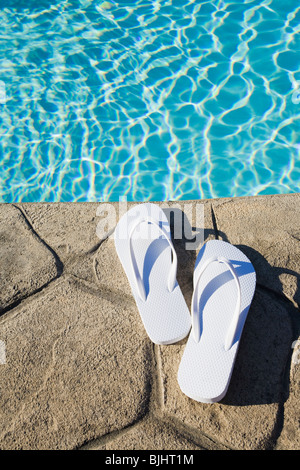 Flip-Flops am Pool Stockfoto