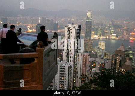 Blick vom Victoria Peak auf Hong Kong Island, Blick hinunter auf die Admiralität und zentralen Bezirke, Victoria Bay in Richtung Kowloon. Stockfoto