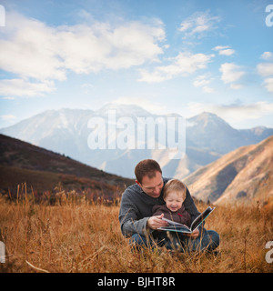 Vater und Sohn im freien lesen Stockfoto