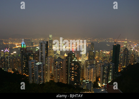 Blick vom Victoria Peak auf Hong Kong Island, Blick hinunter auf die Admiralität und zentralen Bezirke, Victoria Bay in Richtung Kowloon. Stockfoto