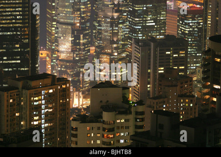 Blick vom Victoria Peak auf Hong Kong Island, Blick hinunter auf die Admiralität und zentralen Bezirke, Victoria Bay in Richtung Kowloon. Stockfoto