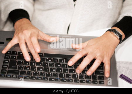Frau, die das Schreiben auf einem Laptop Tastatur-Close-up Stockfoto